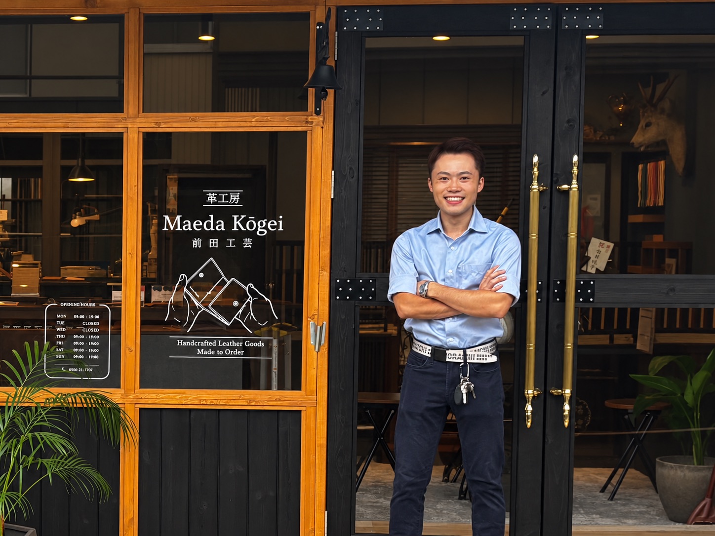 富士吉田の店舗前に立つ前田工芸の店主
