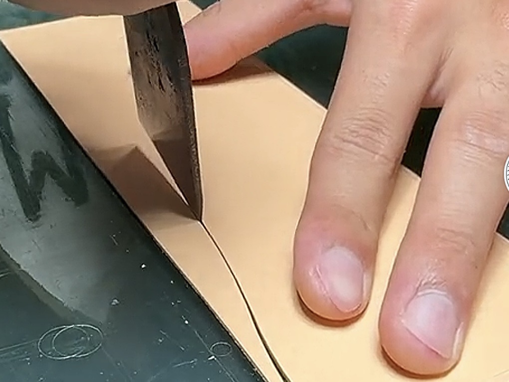 革の裁断